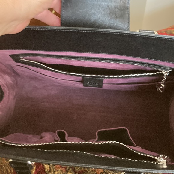 Black Gucci bag in very good condition. Absolutely gorgeous. - Picture 11 of 16